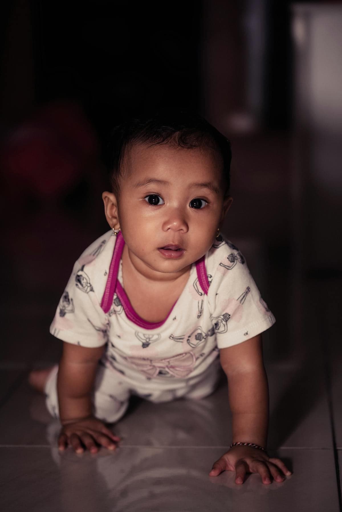 Barn som kryper och utforskar hemmet – barnsäkra hemmet ur barnets perspektiv