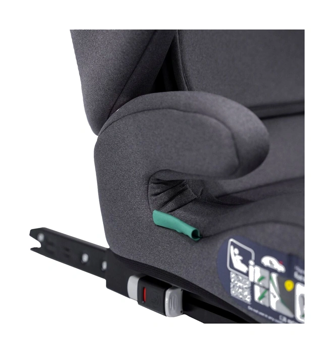 Detaljbild av Axkid Boostkids gröna bältguide och ISOFIX-arm