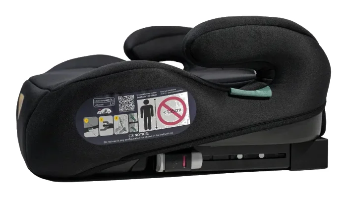 Axkid Mate 2 ISOFIX i sidovy med synlig säkerhetsetikett som visar minsta godkända längd