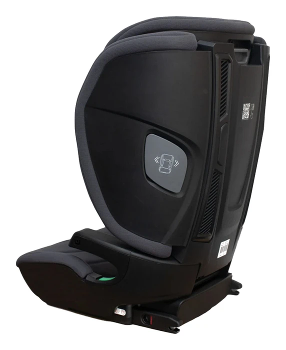 Axkid Nextkid sedd bakifrån och från sidan med synliga ventilationsslitsar och certifieringsetikett