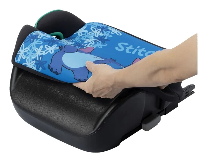 Hand som lyfter det avtagbara överdraget på Bebeconfort Gaia, visar hartplastikskalet under klädseln