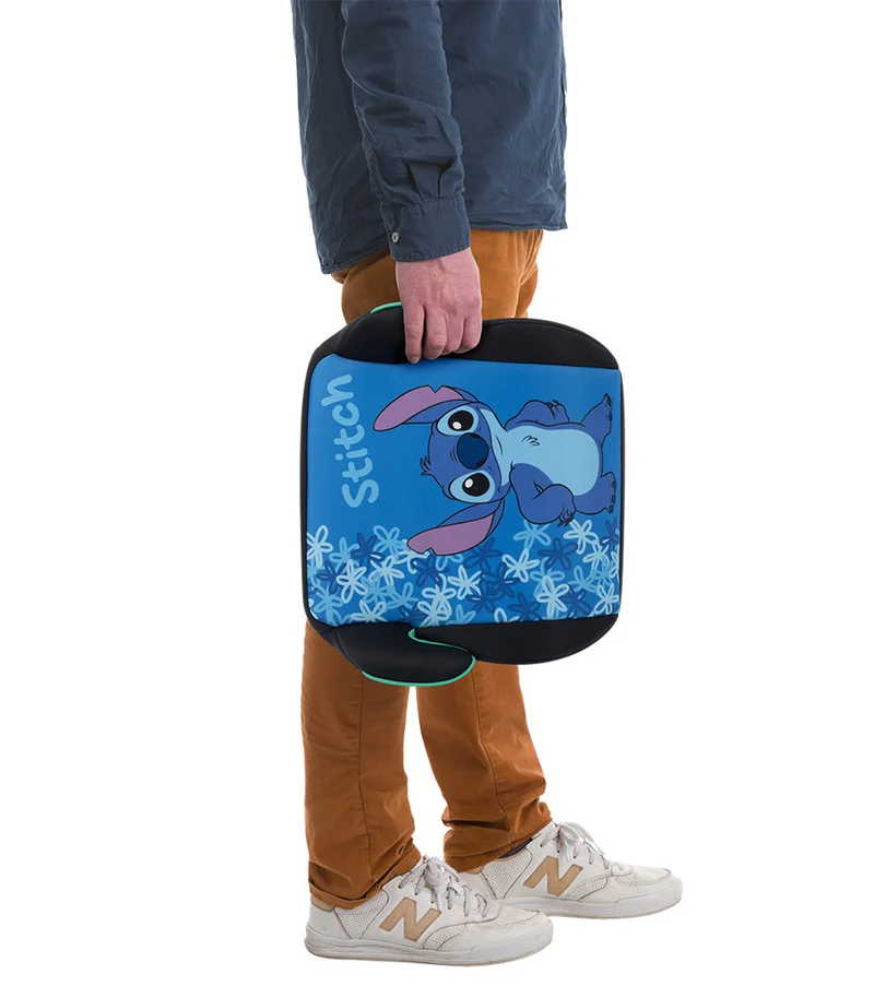 Person som bär Bebeconfort Gaia i ena handen, visar hur kompakt och lättburen kudden är