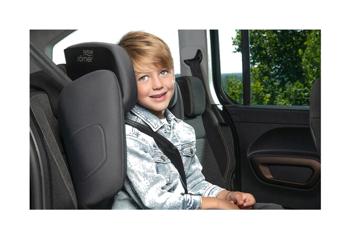 Barn sitter i Britax Römer Hi-Liner i bil, visar hur sidostöden omsluter huvudet