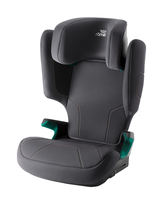 Britax Römer Hi-Liner bältesstol i Midnight Grey, snett framifrån med synliga bältesguider och ISOFIX-bas