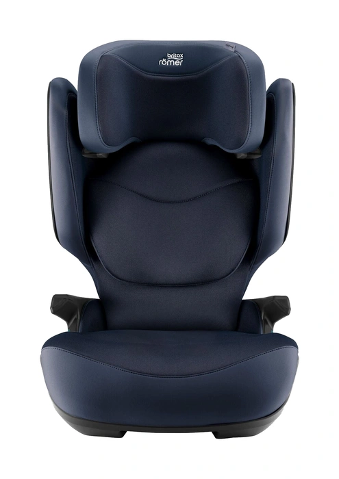 Britax Römer Kidfix Pro M bältesstol i Night Blue framifrån med nackstöd i lägsta läge, ren vit bakgrund