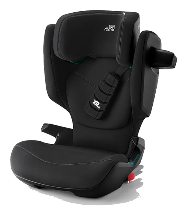 Britax Römer Kidfix Pro i Space Black, trekvarts vy med XP-PAD och ISOFIX-konnektor synliga