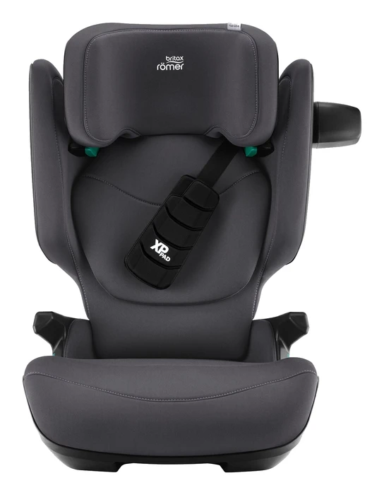 Britax Römer Kidfix Pro bältesstol framifrån i Midnight Grey med synlig XP-PAD och stoppade sidovingar
