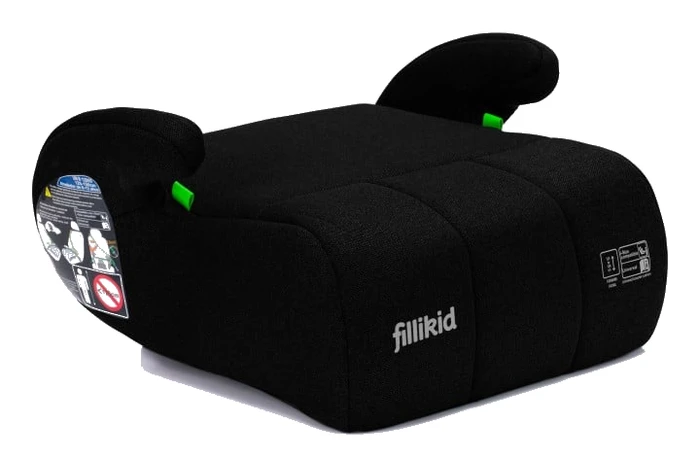 Fillikid Comfort bälteskudde snett framifrån, svart med gröna bältesguider och instruktionsetikett