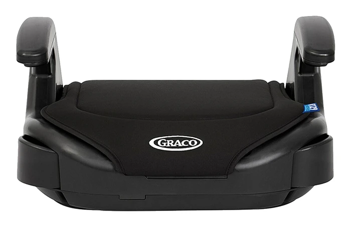 Graco Booster Basic framifrån, visar sittdynans stoppning och de upphöjda armstöden