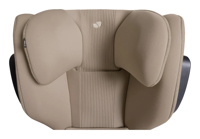 Närbild på Joie i-Traver Tri-Protect nackstöd med sidovingar i Sandstone