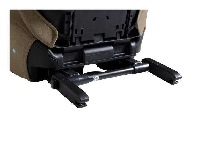 Närbild på Joie i-Traver ISOFIX-kontakter utfällda från stolens undersida