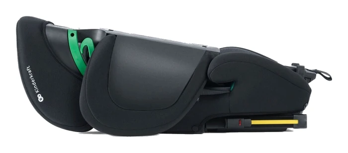 Kinderkraft Xpand 2 hopfälld till kompakt resemått på 62 x 42 x 44 cm med gula ISOFIX-armar synliga