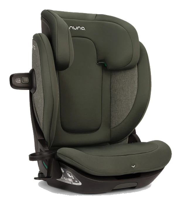 Nuna Aace LX snett framifrån med avtagbar SIP-pod och mugghållare synlig